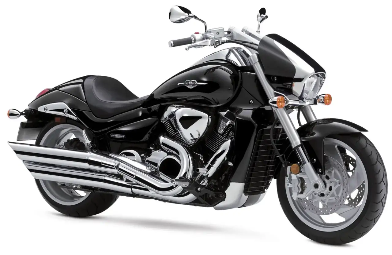 Błyszczący, czarny motocykl cruiser z chromowanymi detalami. Idealny na czeskie strony z motocyklami.