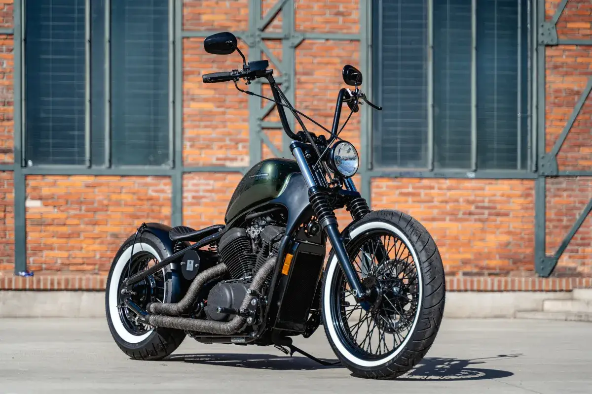 Customowy motocykl Honda Shadow 600, z białymi oponami i wydechem. Dane techniczne tego klasyka są imponujące.