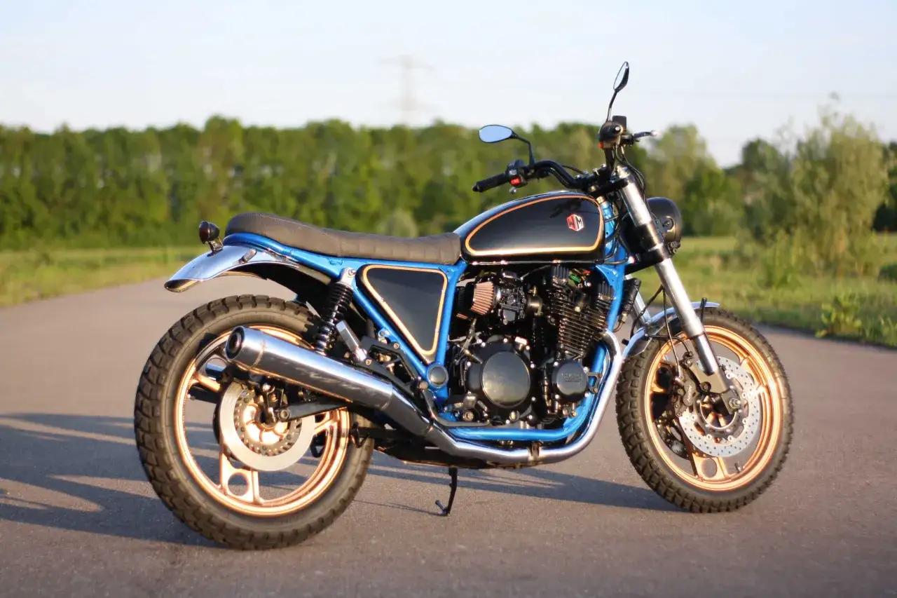 Niebieski motocykl Yamaha XJ 900 Diversion z miedzianymi felgami i czarnym bakiem. Dane techniczne tego klasyka są imponujące.