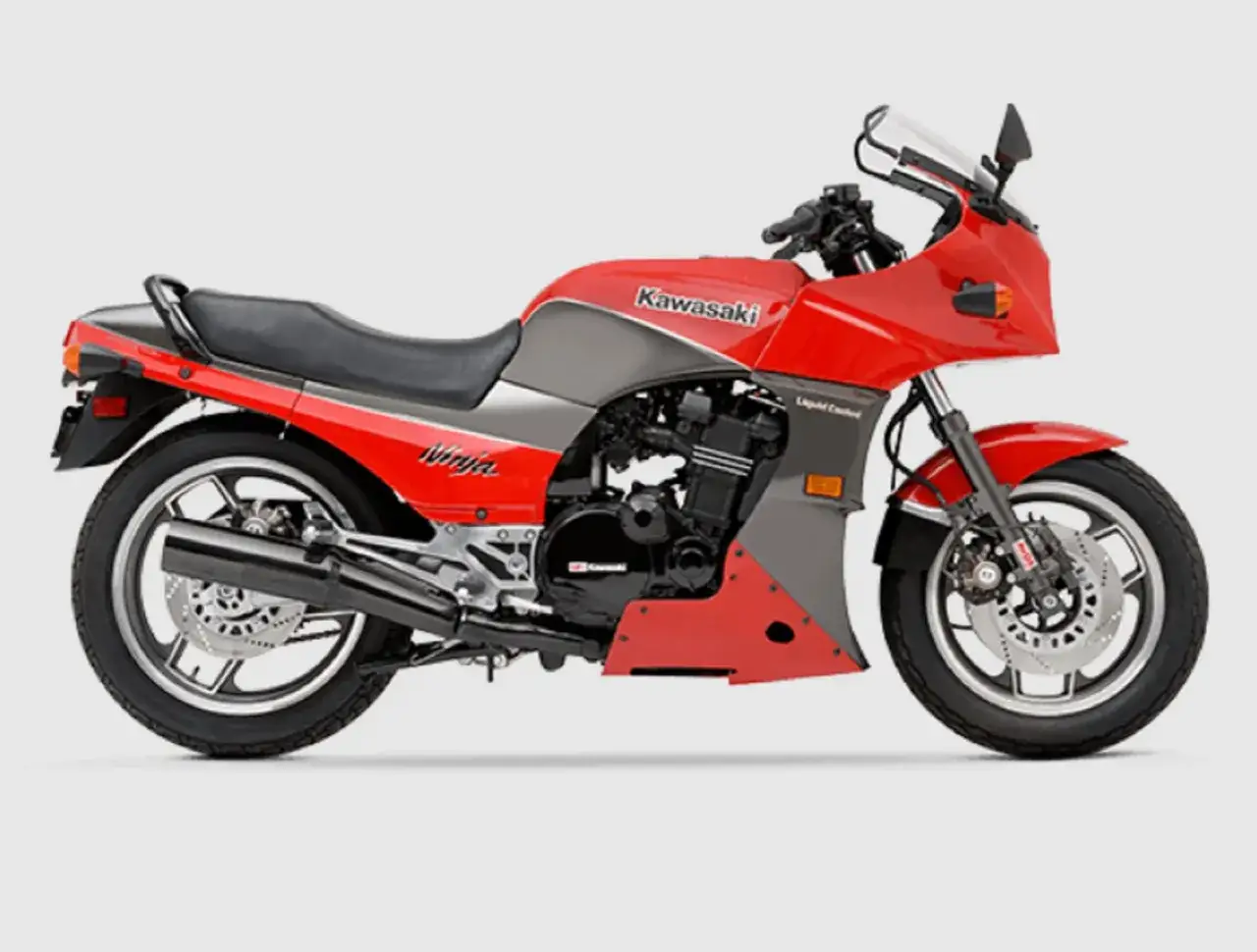 Klasyczny motocykl Kawasaki GPZ900R Ninja w czerwono-szarym malowaniu, gotowy do drogi.
