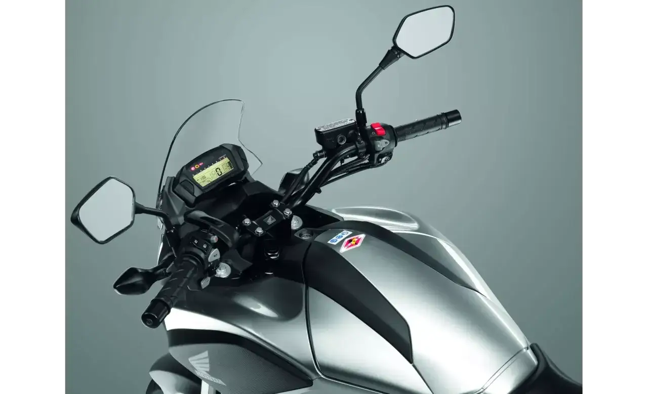 Szara Honda NC 700 z cyfrowym wyświetlaczem i lusterkami. Poznaj honda nc 700 dane techniczne.