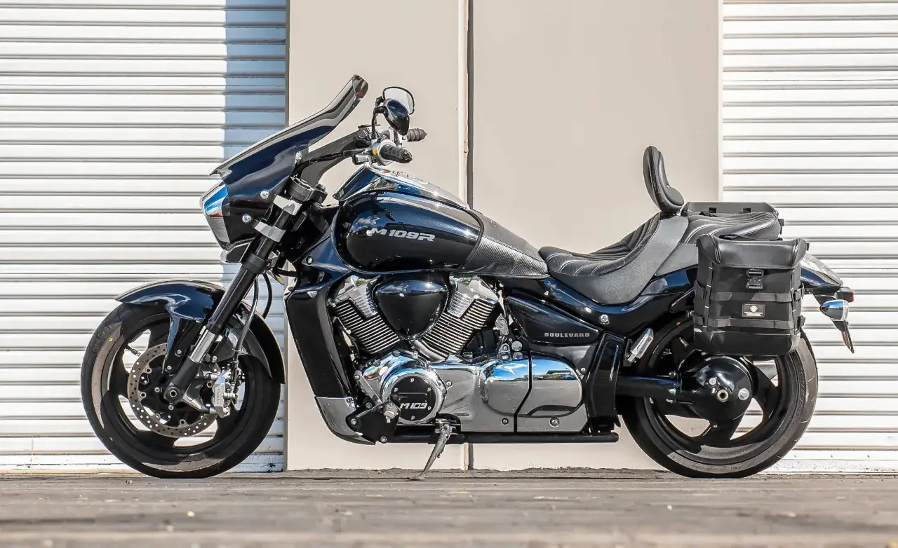 Czarny Suzuki Intruder 1800 z sakwami, gotowy na długie trasy.