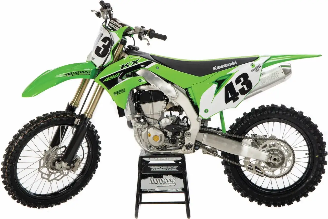 Zielony motocykl Kawasaki KXF 450 na stojaku. Ile ma koni? Ten model to potęga!