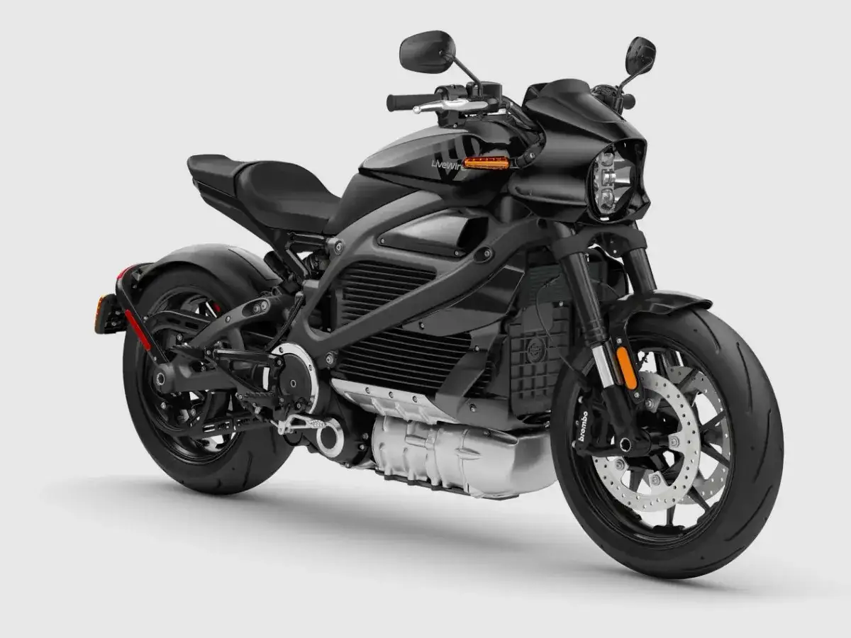 Czarny motocykl elektryczny LiveWire z automatyczną skrzynią biegów, gotowy do jazdy.