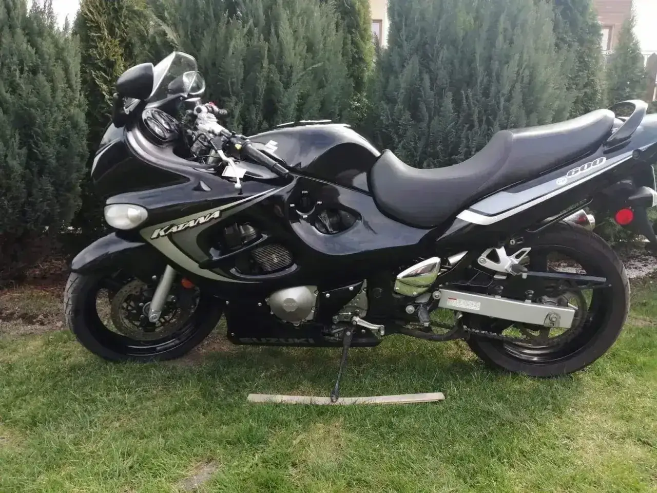 Czarny motocykl Suzuki GSX 600 F Katana na trawie. Poznaj suzuki gsx 600 f dane techniczne.