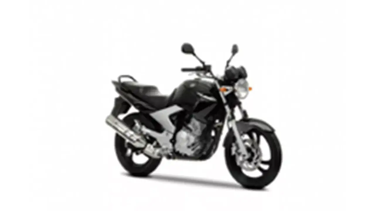 Czarny motocykl Yamaha YBR 250 z chromowanym wydechem, gotowy na miejskie przygody.