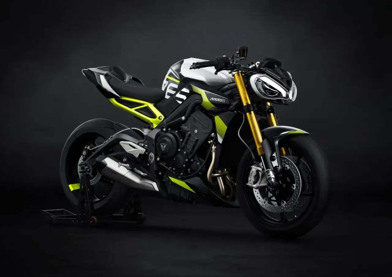 Nowoczesny motocykl Triumph Street Triple w jaskrawej kolorystyce z żółtymi akcentami, gotowy do podboju dróg.