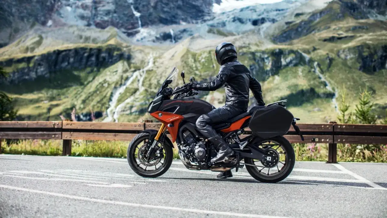 Motocyklista na Yamasze Tracer 900 w górskiej scenerii. Sprawdź yamaha tracer 900 dane techniczne i ruszaj w drogę!