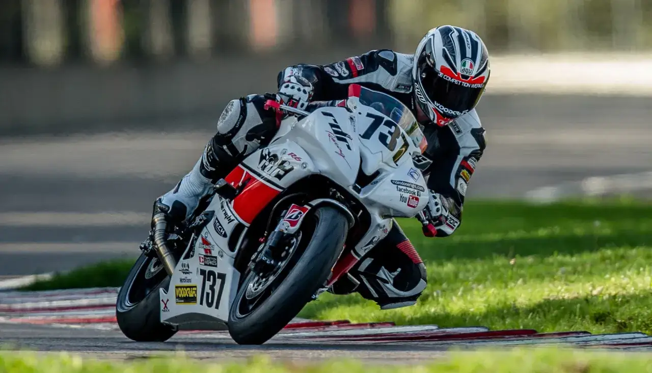 Motocyklista na torze na Yamasze R6, z numerem 737. Poznaj yamaha r6 dane techniczne i poczuj prędkość!