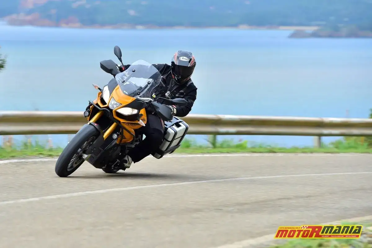 Motocyklista na Aprilia Caponord 1200 pokonuje zakręt. Poznaj aprilia caponord 1200 dane techniczne.