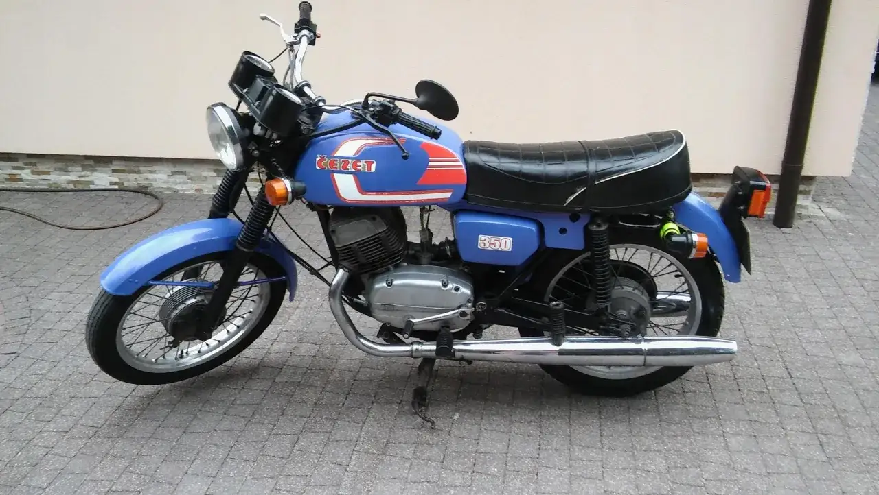Niebieski motocykl Jawa CZ 350, klasyk z lat 80. Poznaj cz 350 dane techniczne i poczuj ducha minionej epoki.