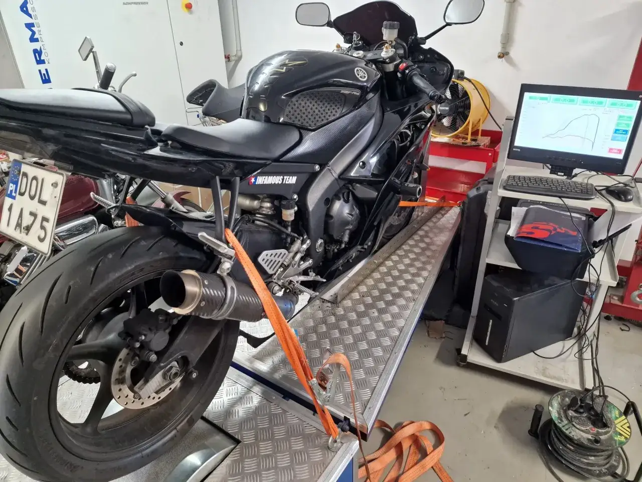 Czarny motocykl Yamaha na hamowni, przygotowany do blokowania na A2. Pomiar mocy i momentu obrotowego.