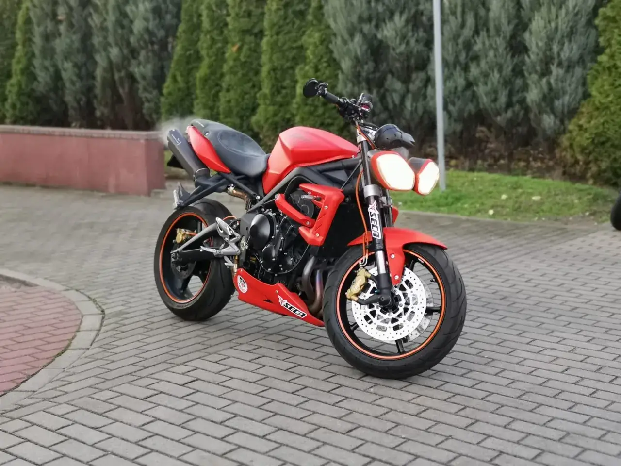 Czerwony Triumph Street Triple 675, gotowy do jazdy. Poznaj jego dane techniczne i poczuj moc!