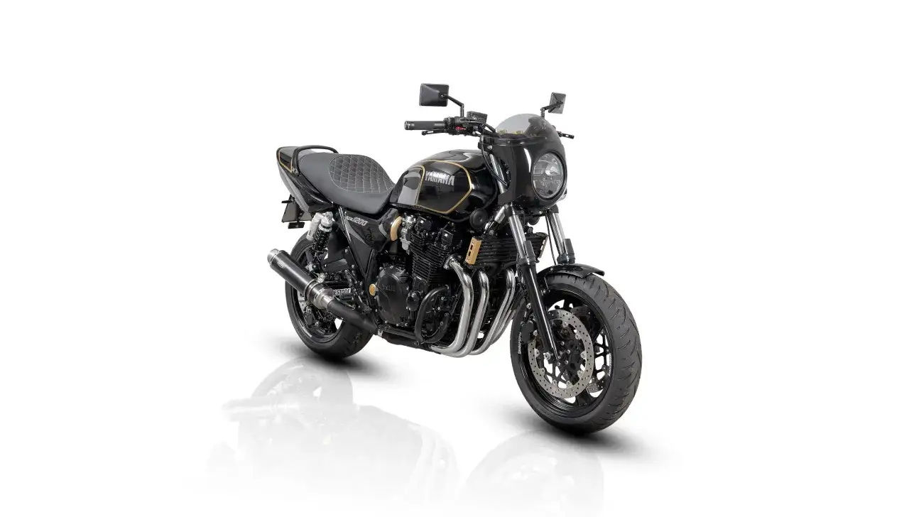 Czarny motocykl Yamaha XJR 1200 z retro owiewką i pikowaną kanapą. Poznaj jego yamaha xjr 1200 dane techniczne.