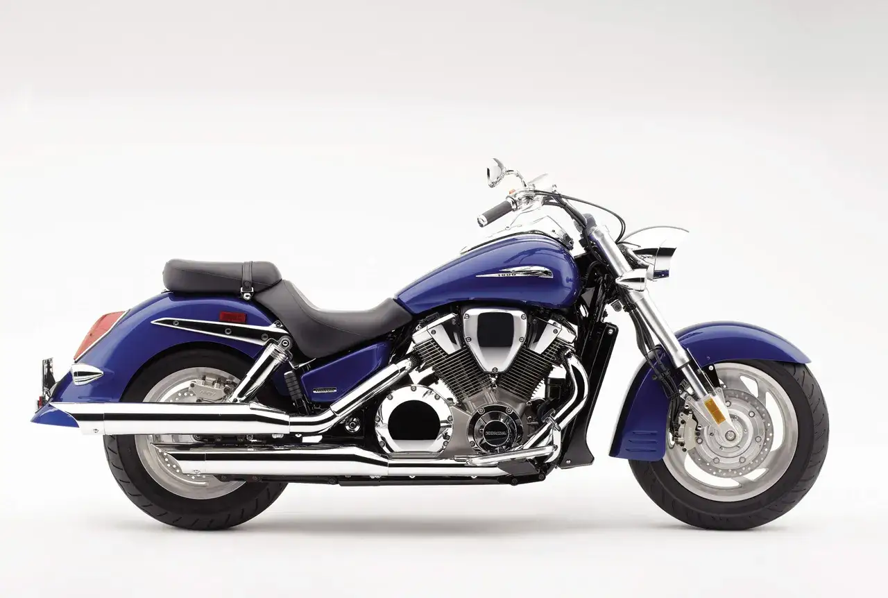 Błękitny motocykl Honda VTX 1800, z chromowanymi elementami i potężnym silnikiem. Dane techniczne tego modelu są imponujące.