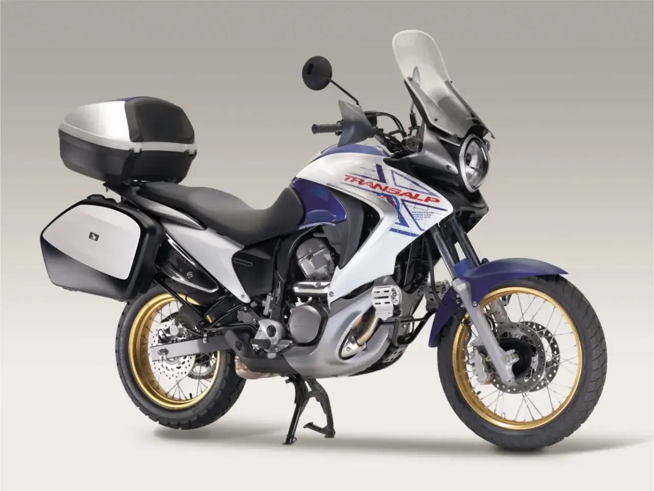 Honda Transalp 700 z kuframi, gotowa na przygodę. Dane techniczne tego wszechstronnego motocykla turystycznego zachęcają do podróży.