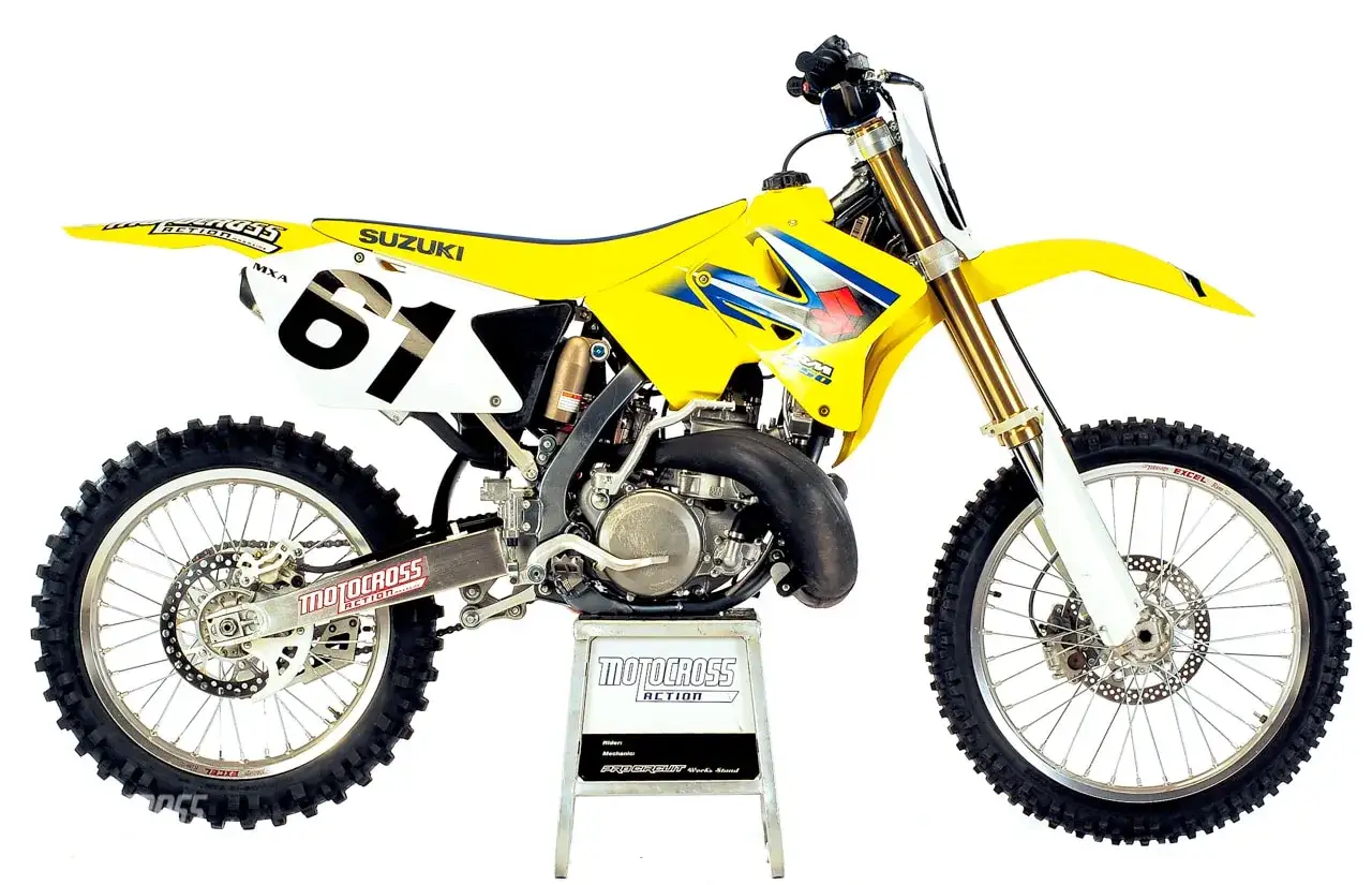 Żółty Suzuki RM 250 2t z numerem 61. Ile ma koni? Ten motocykl crossowy to potężna maszyna.