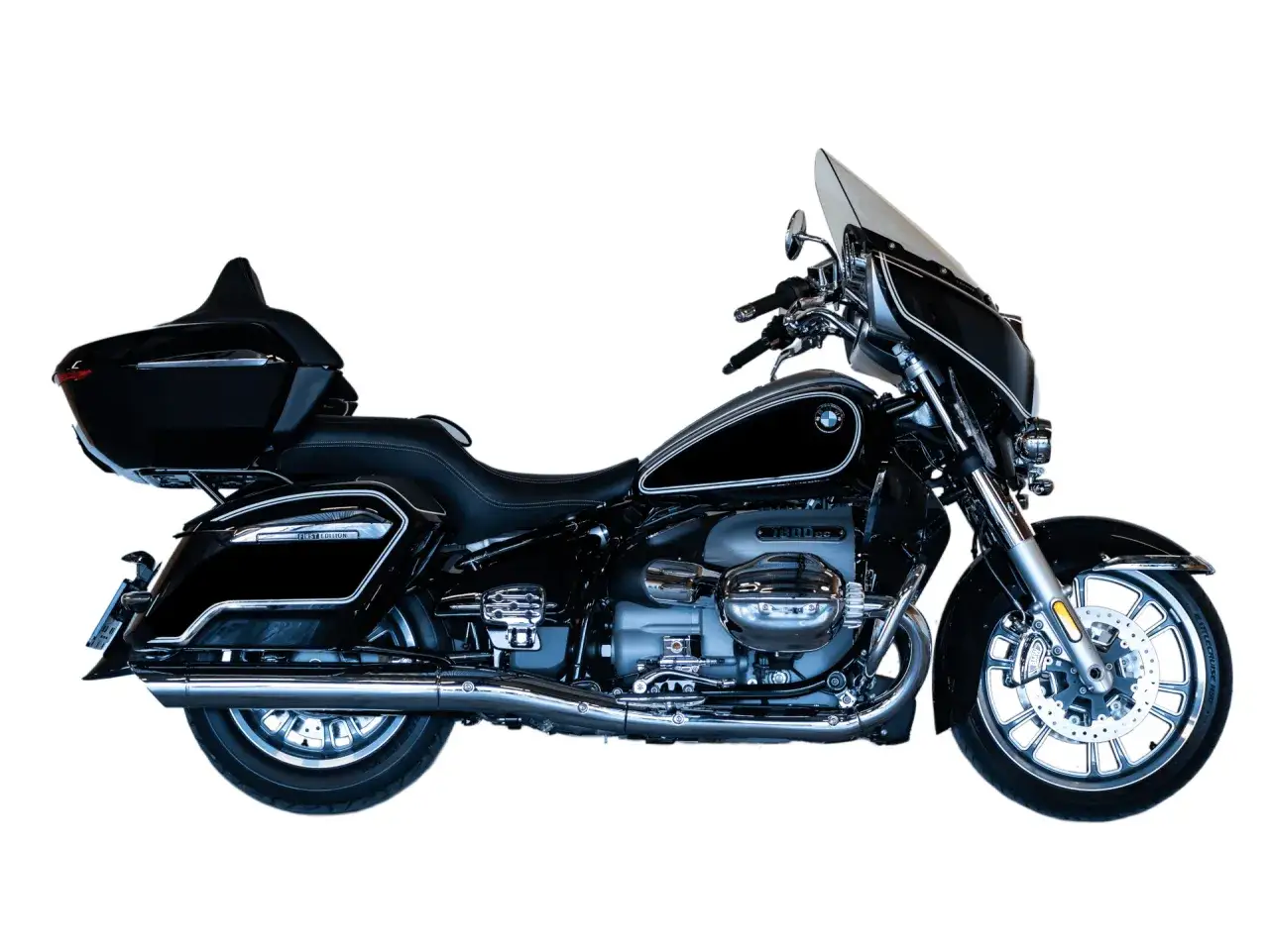 Czarny motocykl BMW 1800, luksusowy cruiser z kuframi. Sprawdź motocykl BMW 1800 cena i specyfikację.