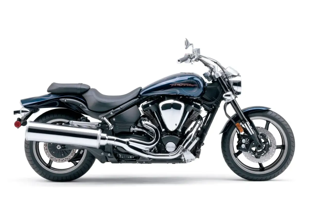 Stylowy, ciemnoniebieski yamaha cruiser z chromowanymi detalami i płomieniami na baku. Gotowy na długie trasy.