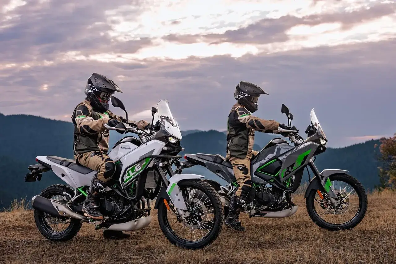 Dwóch motocyklistów na motocyklach Kawasaki KLE 500 w terenie. Dane techniczne tego modelu są imponujące.