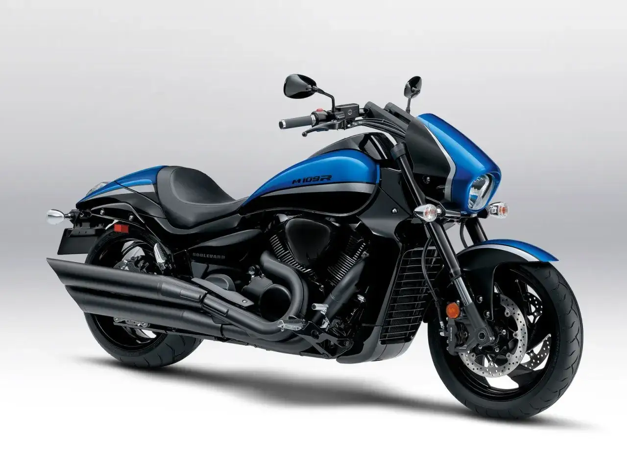Mocny Suzuki Boulevard M109R w kolorze niebiesko-czarnym, gotowy na podbój każdej drogi.