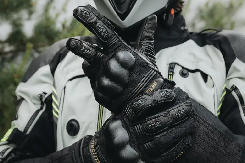 Zdjęcie Jak dobrać rozmiar rękawic motocyklowych, aby uniknąć niewygody?