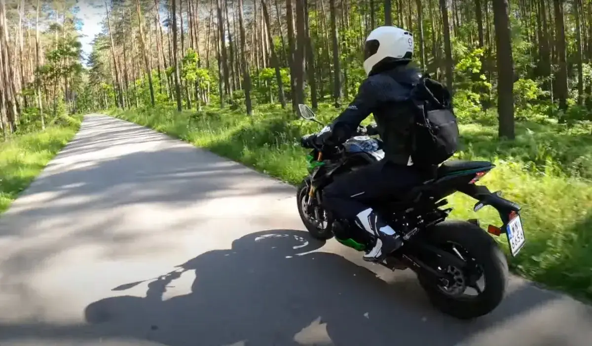 Zdjęcie Najlepsze trasy motocyklowe wokół Warszawy: malownicze drogi i praktyczne porady