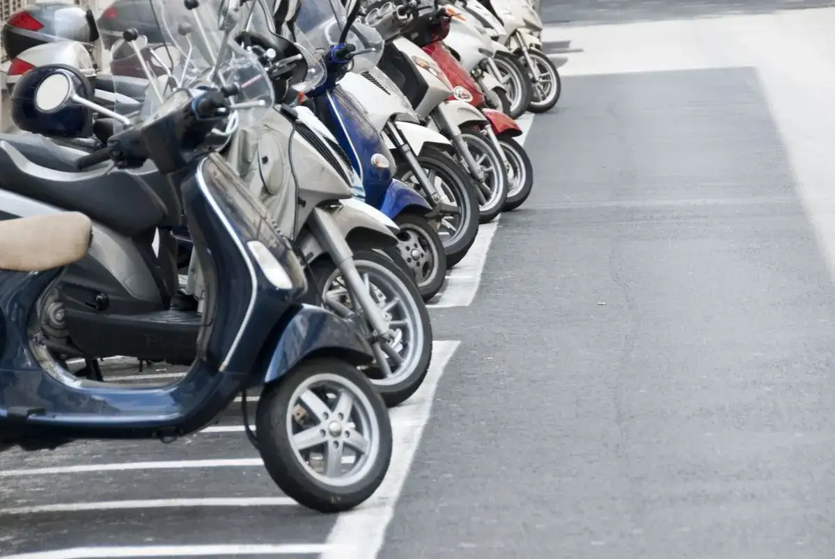 Zdjęcie Co grozi za jazdę motorowerem bez uprawnień? Sprawdź kary i konsekwencje