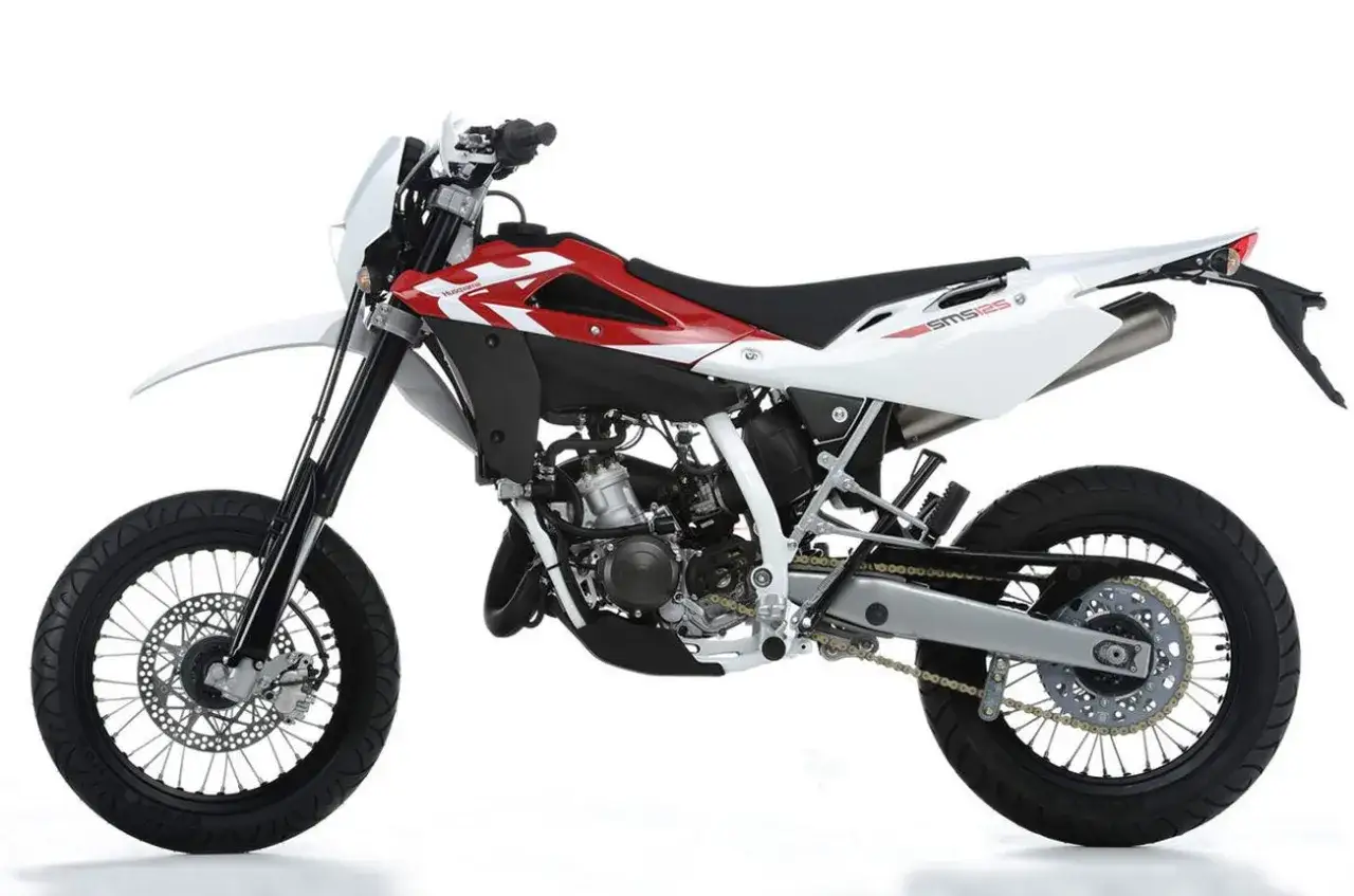 Zdjęcie Husqvarna SMR 125 - idealny motocykl dla początkujących jeźdźców
