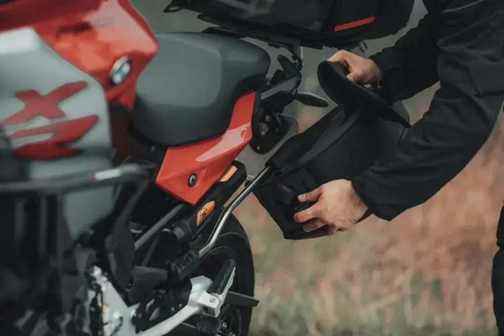 Zdjęcie Jak zamontować sakwy motocyklowe - uniknij błędów i zyskaj stabilność