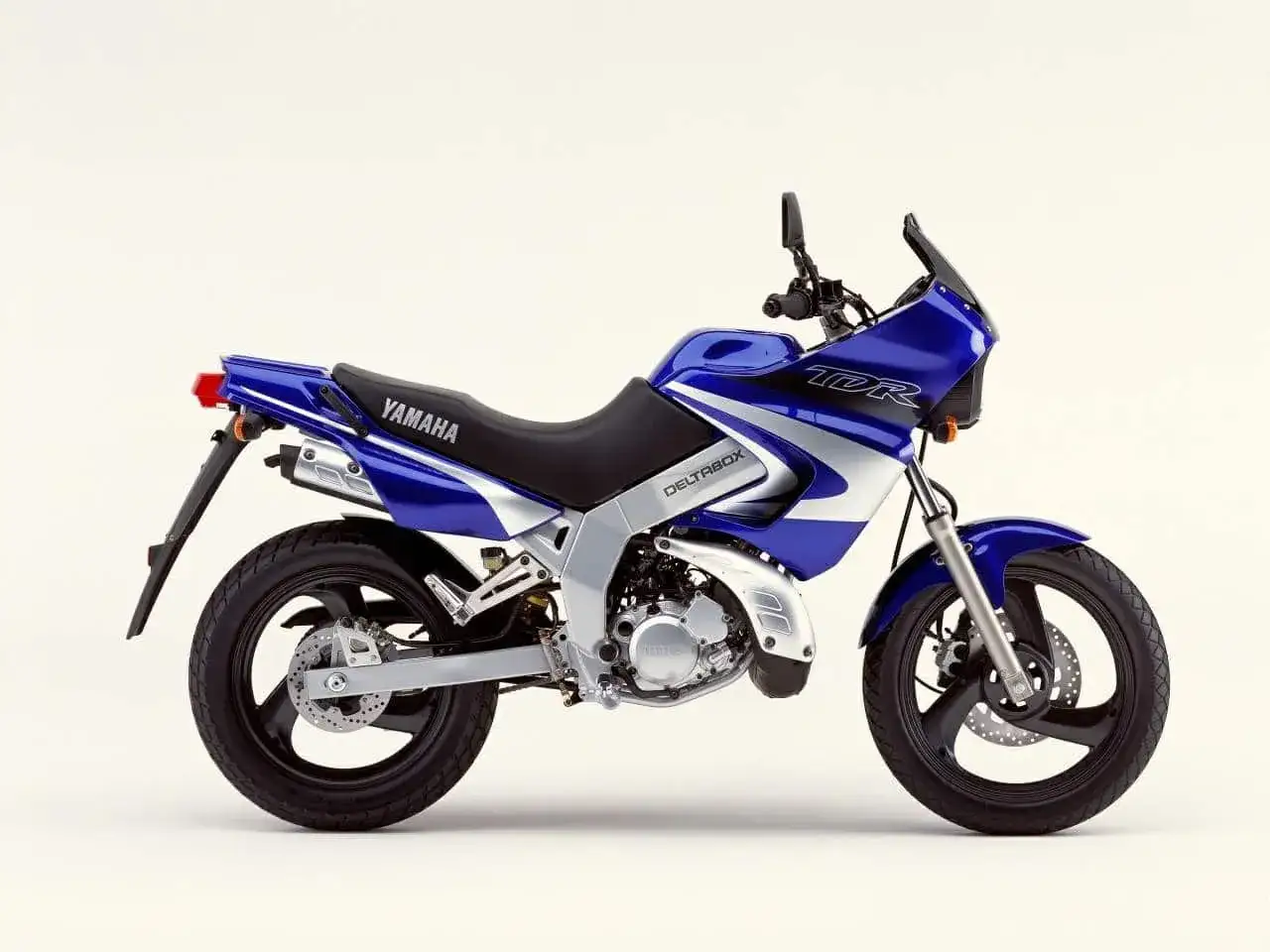 Niebieski motocykl Yamaha TDR 125 z białymi akcentami. Poznaj jego yamaha tdr 125 dane techniczne i możliwości.