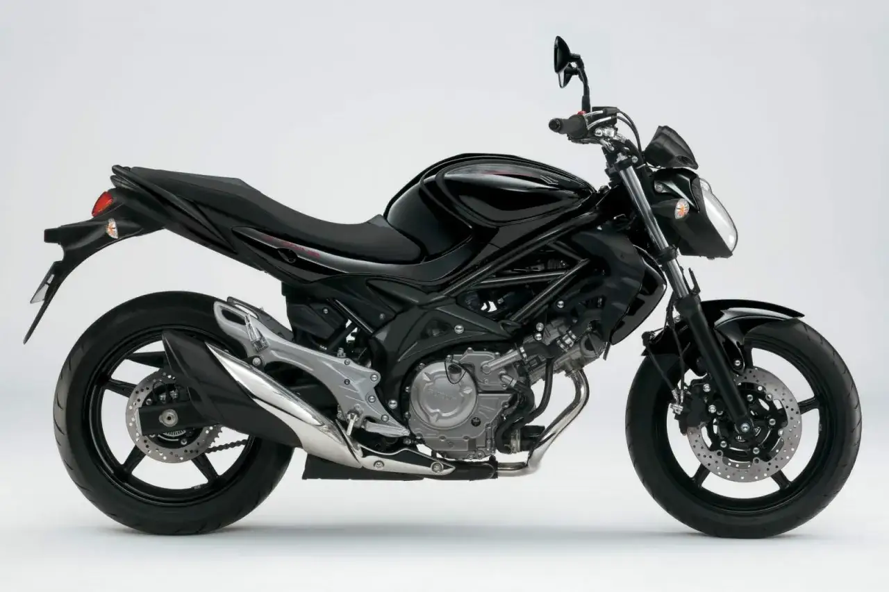 Czarny motocykl Suzuki Gladius 650 z chromowanym wydechem, gotowy do jazdy.