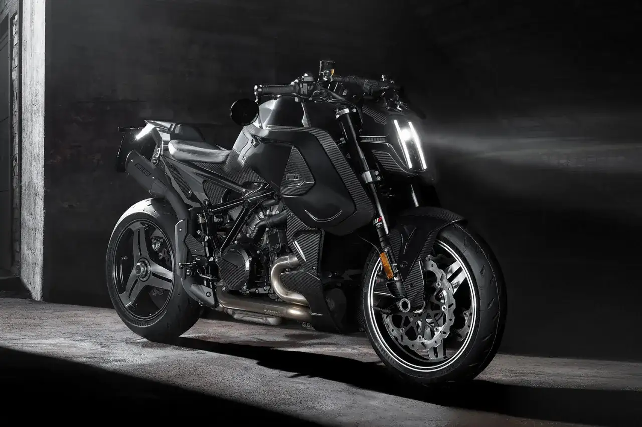 Czarny motocykl KTM Brabus z włókna węglowego, z ostrymi liniami i nowoczesnym designem, gotowy do jazdy.