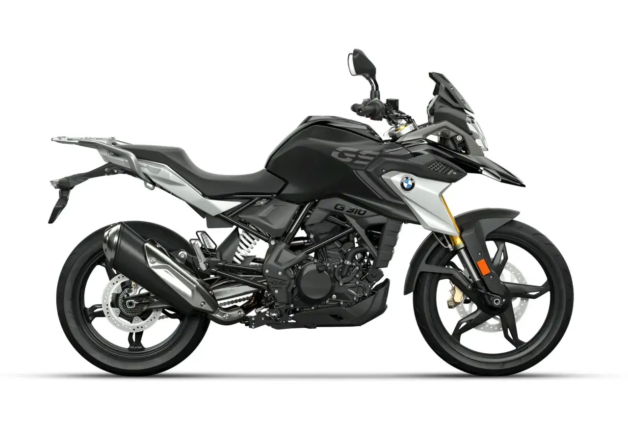 Czarny motocykl BMW G 310 GS z białym akcentem na baku. Idealny do miejskich podróży i lekkiego terenu. Sprawdź bmw g 310 gs dane techniczne.