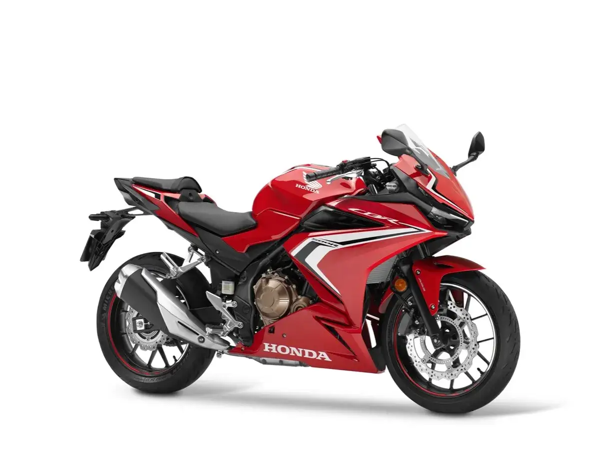 Czerwony motocykl sportowy Honda CBR 500 z białymi i czarnymi akcentami. Sprawdź honda cbr 500 dane techniczne.