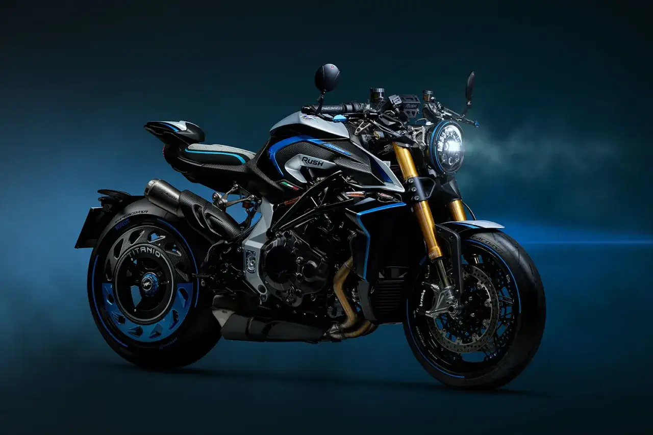 MV Agusta Rush, sportowy motocykl z akcentami niebieskiego i złotego, gotowy do szaleńczego pędu.
