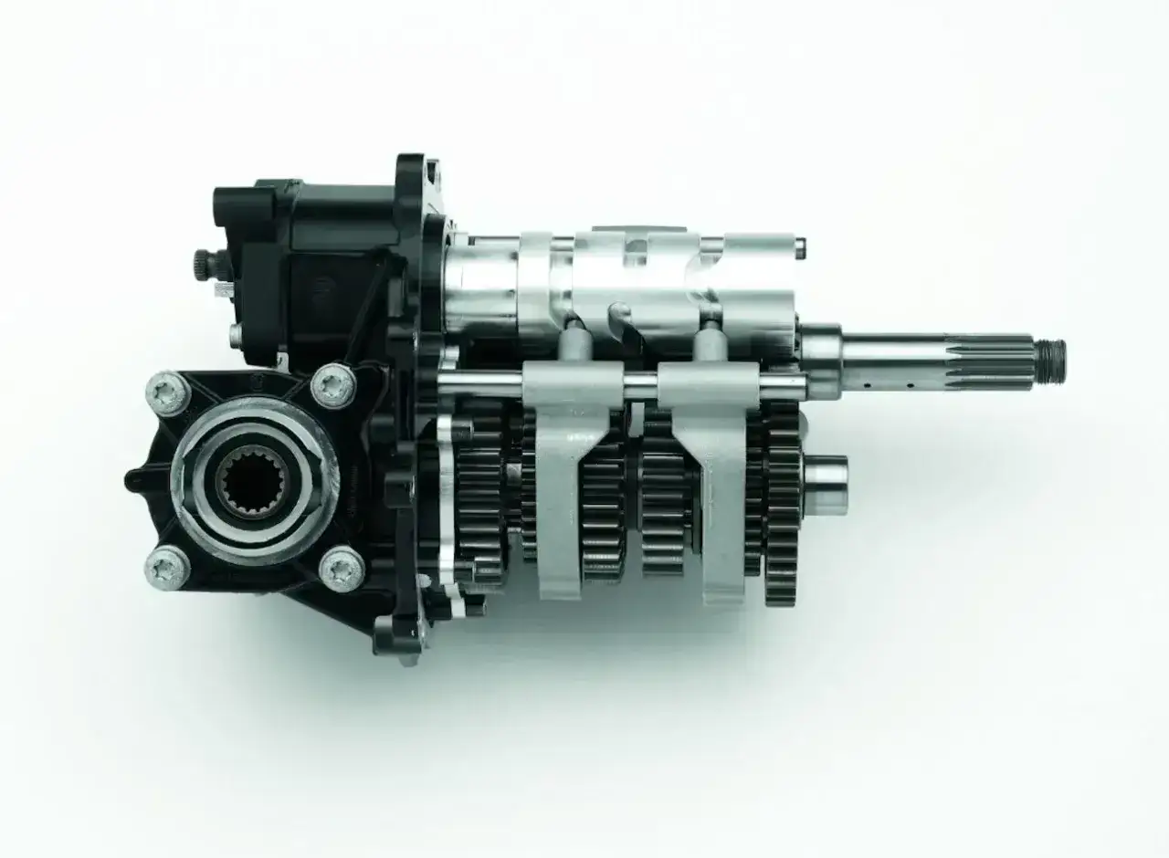 Mechanizm skrzyni biegów motocykla 125. Zrozumienie jego działania to klucz do nauki, jak zmieniać biegi w motocyklu 125.