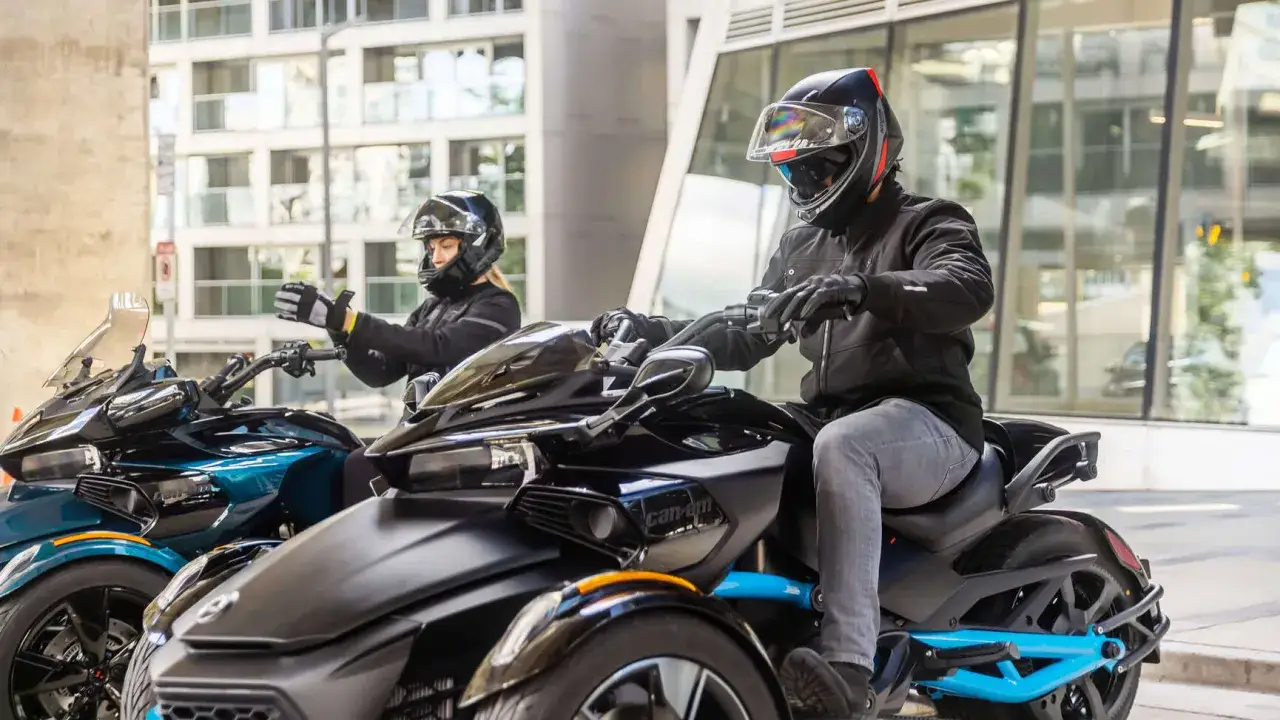 Zdjęcie Jak zakładać kask motocyklowy, aby uniknąć niebezpieczeństw na drodze