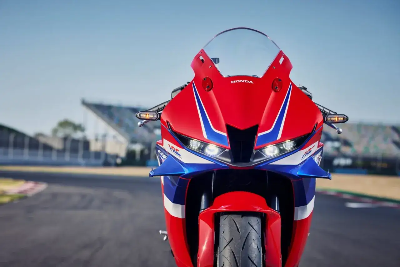 Czerwono-niebieski motocykl Honda CBR 600 na torze wyścigowym. Poznaj honda cbr 600 dane techniczne i poczuj moc.