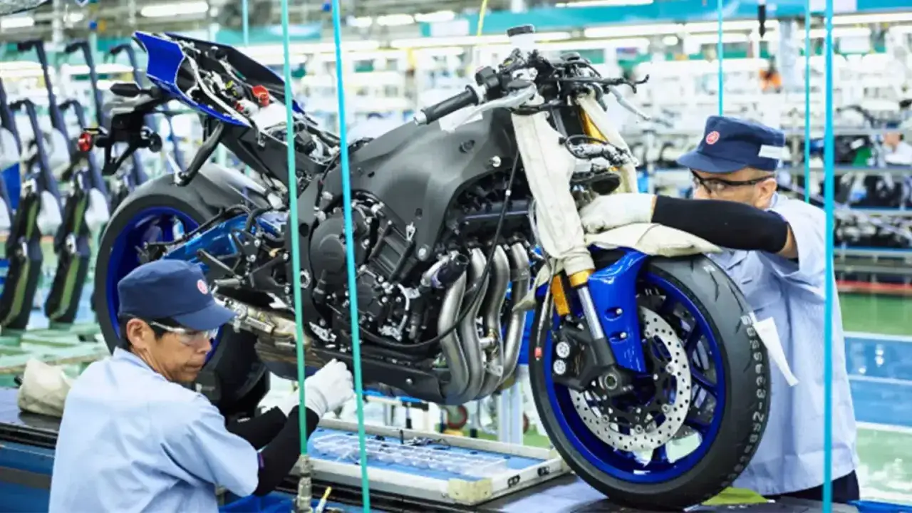 Pracownicy montują motocykl Yamaha. Ten kraj pochodzenia jest znany z precyzji i jakości.