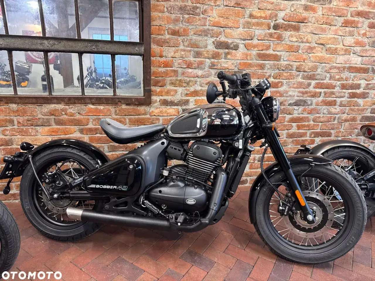 Czarna Jawa Bobber 42, stylowa i nowoczesna. Gdzie kupić? Ten motocykl to marzenie każdego fana klasyki z nutą nowoczesności.