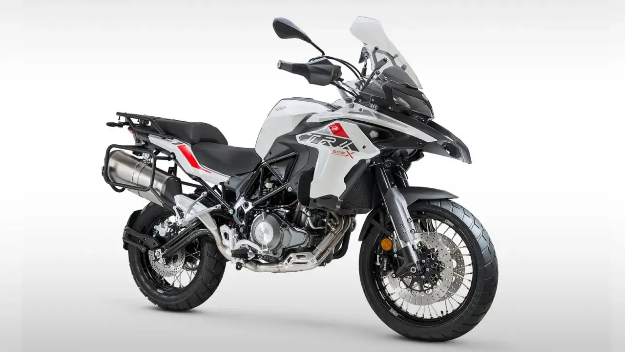 Biały motocykl turystyczny TRK 502X z bagażnikiem i wydechem. Silnik o mocy 35kW gotowy na przygodę.