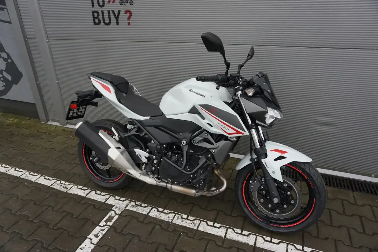 Biały Kawasaki Z400 z czerwonymi akcentami. Sprawdź kawasaki z400 dane techniczne i poczuj moc!