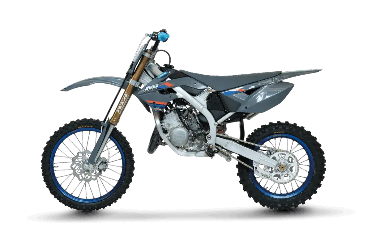 Motocykl crossowy Husqvarna TC 85 z niebieskimi felgami i zawieszeniem TECH.
