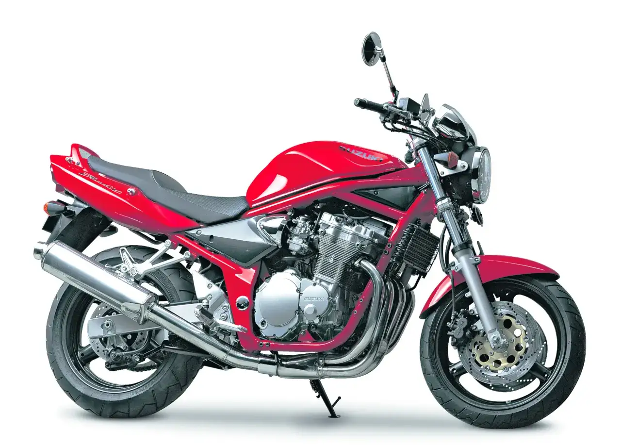 Czerwony motocykl Suzuki GSF 600 Bandit z chromowanym wydechem i widocznym silnikiem.