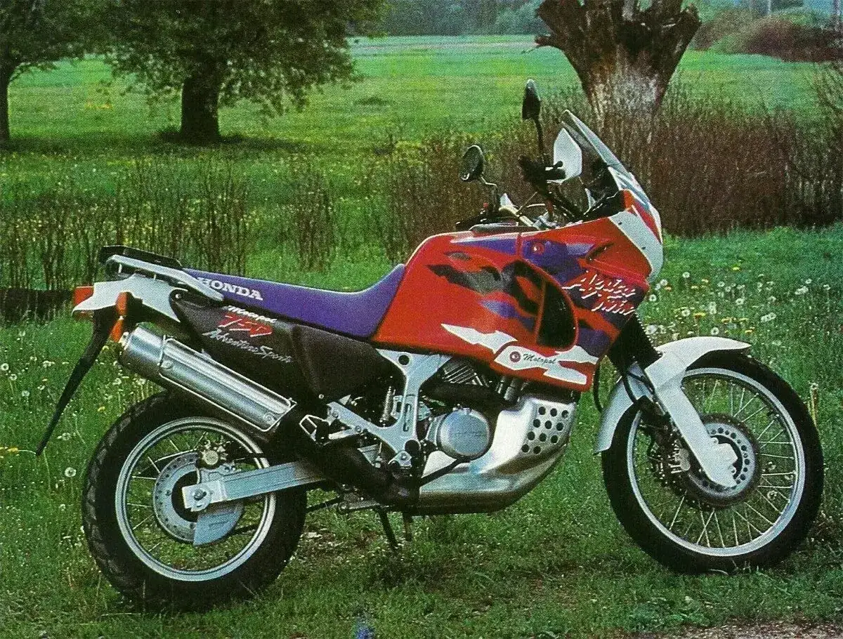 Honda Africa Twin 750 Adventure Sports. Poznaj dane techniczne tego kultowego motocykla terenowego, gotowego na każdą wyprawę.