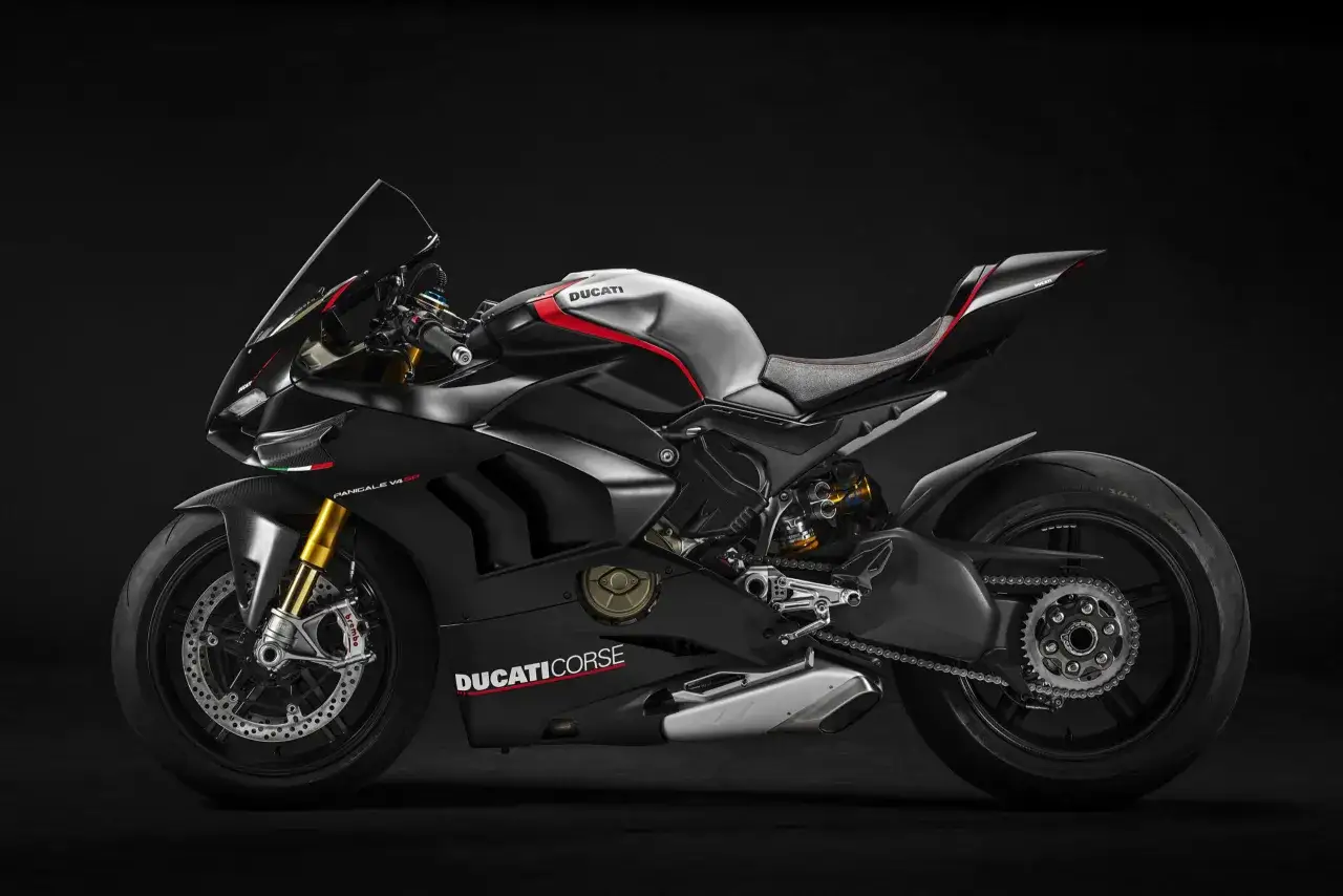Czarny motocykl Ducati Panigale V4 S z czerwonymi akcentami, prezentujący swoją sportową sylwetkę na ciemnym tle.