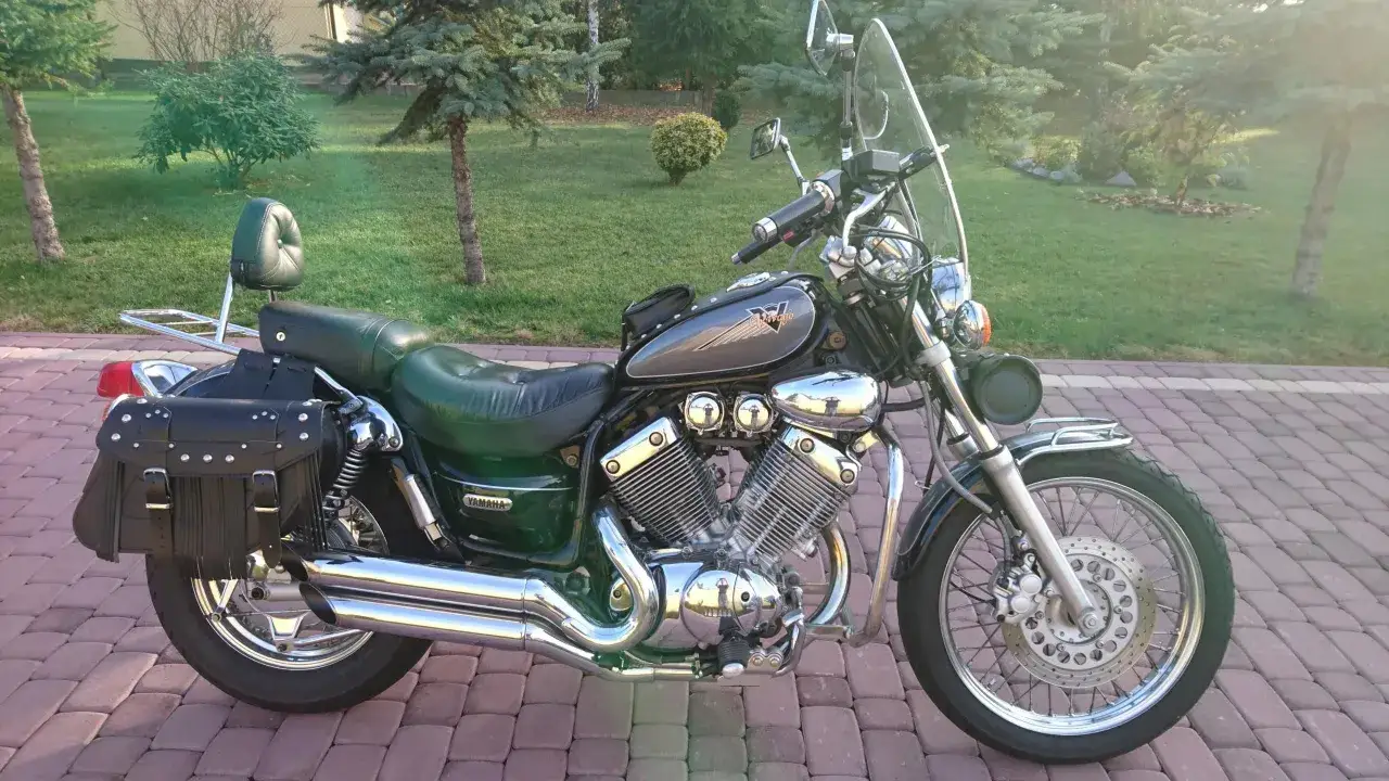 Yamaha Virago 535: zwróć uwagę na chromowane elementy, skórzane sakwy i wygodne siedzenie. Klasyk na drodze.