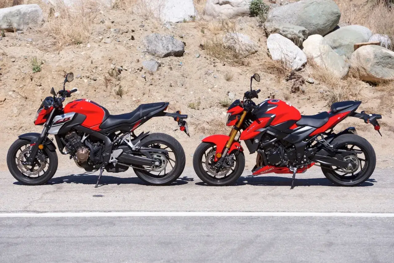 Dwa czerwone motocykle, jeden Honda CB, drugi Suzuki GSX 750. Dane techniczne obu maszyn budzą zainteresowanie.