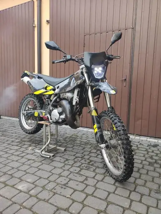 Zdjęcie Husqvarna 125 supermoto - porównanie modeli i ich osiągi w praktyce